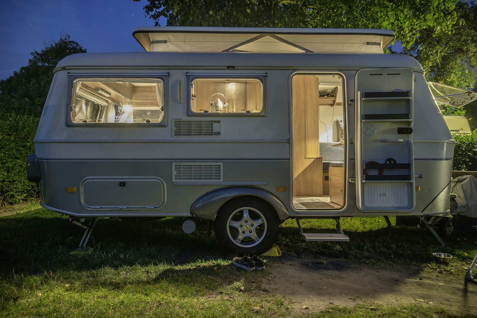 Campingvogn parkeret på græs